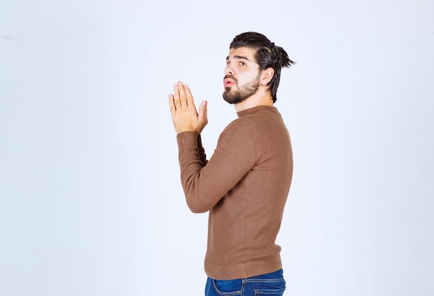 bell'uomo modello alzando lo sguardo e tenendosi per mano insieme.