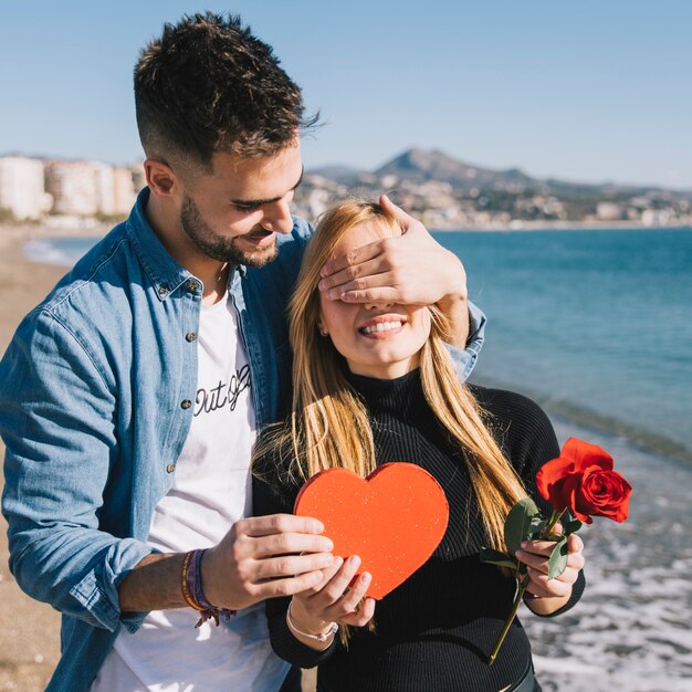 Bell&#39;uomo sorprendente ragazza con presente