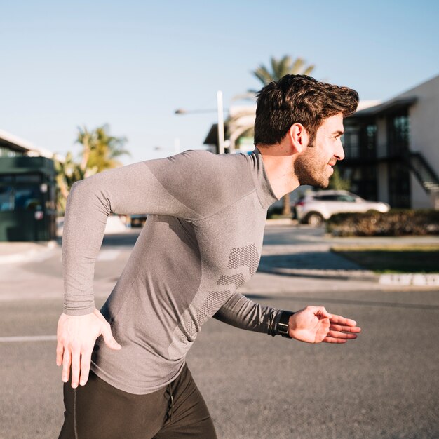 Bell&#39;uomo sprint in strada