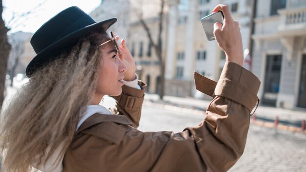 Bella adolescente con i capelli ricci, scattare una foto