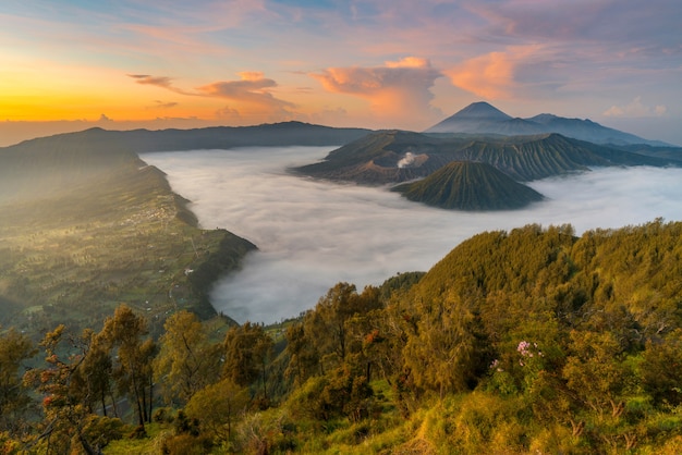 Bella alba al paesaggio montano