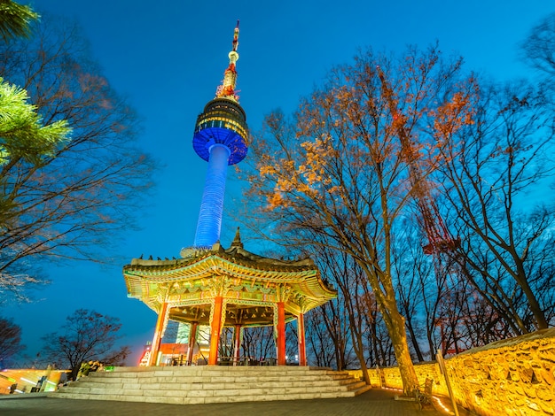 Bella architettura che costruisce la torre di N Seoul