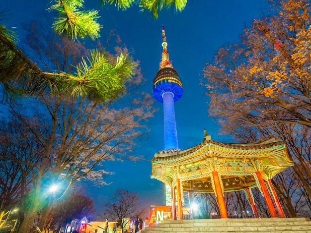 Bella architettura che costruisce la torre di N Seoul