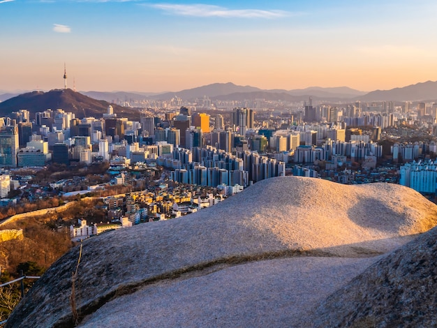 Bella architettura che costruisce paesaggio urbano nella città di Seoul