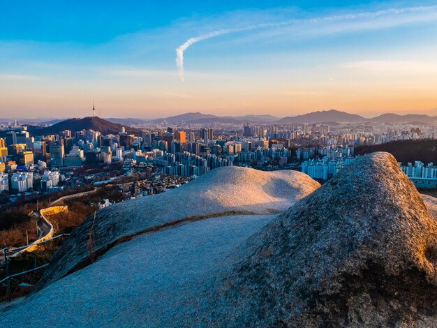 Bella architettura che costruisce paesaggio urbano nella città di Seoul