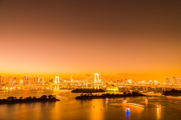 Bella architettura che sviluppa paesaggio urbano della città di Tokyo con il ponte dell&#39;arcobaleno