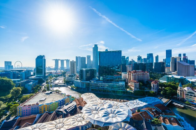 Bella architettura che sviluppa paesaggio urbano esteriore nell'orizzonte della città di Singapore