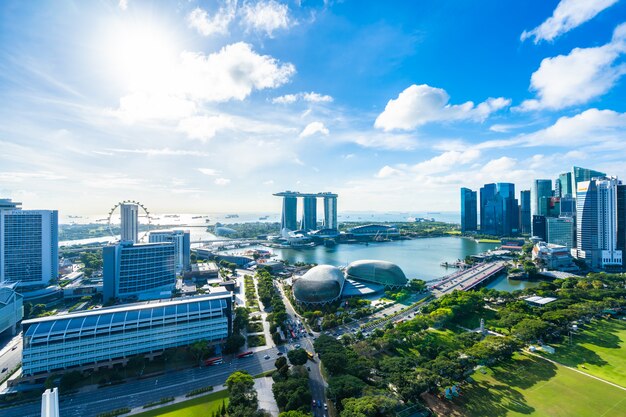 Bella architettura che sviluppa paesaggio urbano esteriore nell'orizzonte della città di Singapore