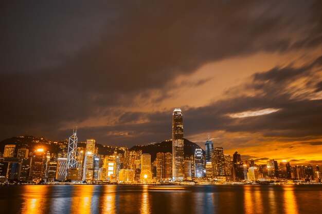 Bella architettura che sviluppa paesaggio urbano nella città di Hong Kong