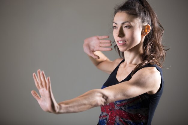 Bella atleta femminile caucasica che lavora fuori