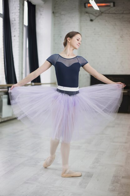 Bella ballerina che balla in studio