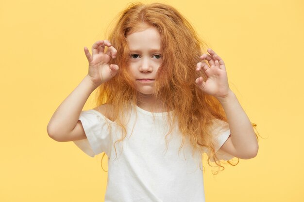 Bella bambina alla moda con lunghi capelli rossi