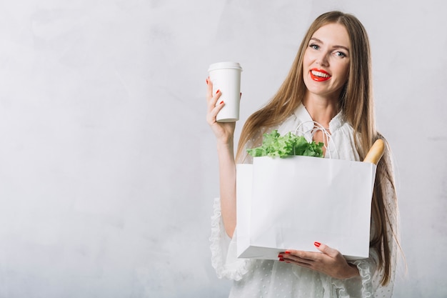 Bella borsa della spesa della tenuta della giovane donna