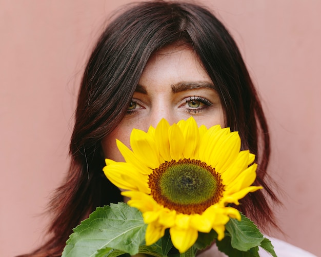 Bella bruna con girasole giallo