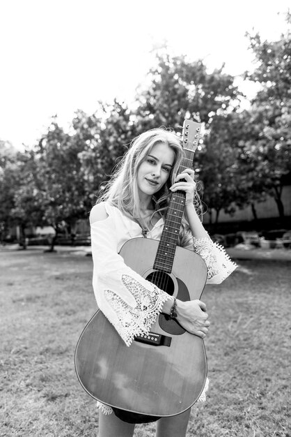 Bella cantautrice con la sua chitarra