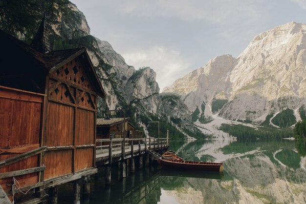 Bella casa in legno sul lago da qualche parte nelle Dolomiti italiane