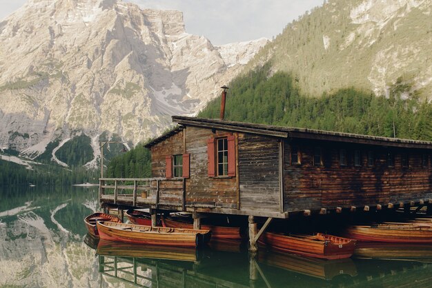 Bella casa in legno sul lago da qualche parte nelle Dolomiti italiane