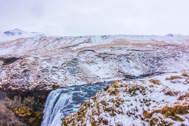 Bella cascata famosa in Islanda, stagione invernale.