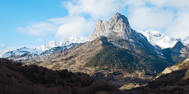 Bella catena montuosa rocciosa ricoperta di neve