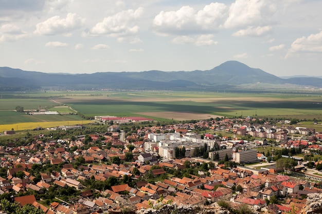 Bella città di montagna in primavera. Viaggiare e architettura