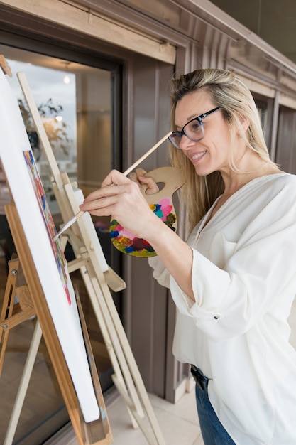 Bella composizione artistica con felice modello femminile