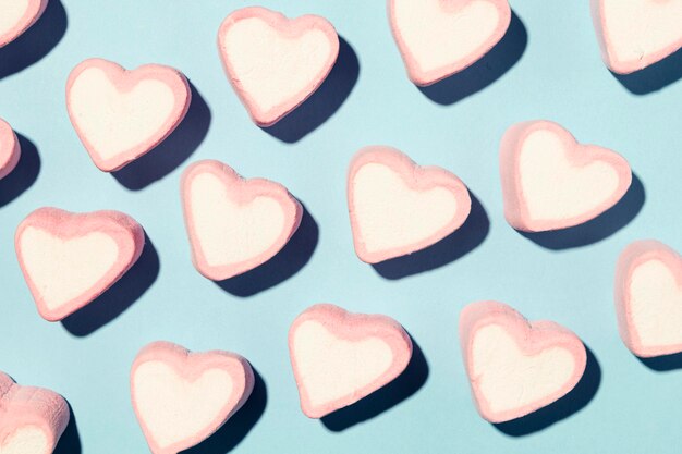 Bella composizione d'amore isolata sul blu