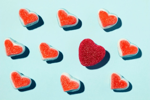 Bella composizione nei cuori sull'azzurro