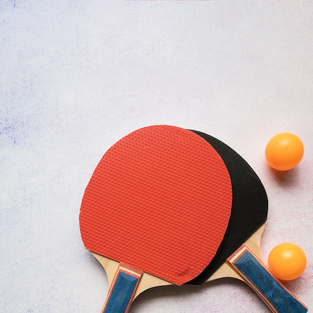 Bella composizione sportiva con elementi di ping-pong