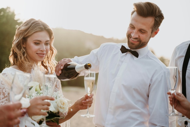 Bella coppia che festeggia il loro matrimonio in spiaggia