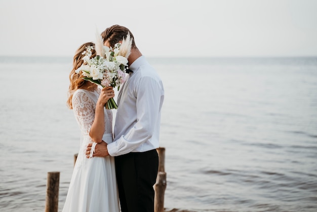 Bella coppia che festeggia il loro matrimonio in spiaggia