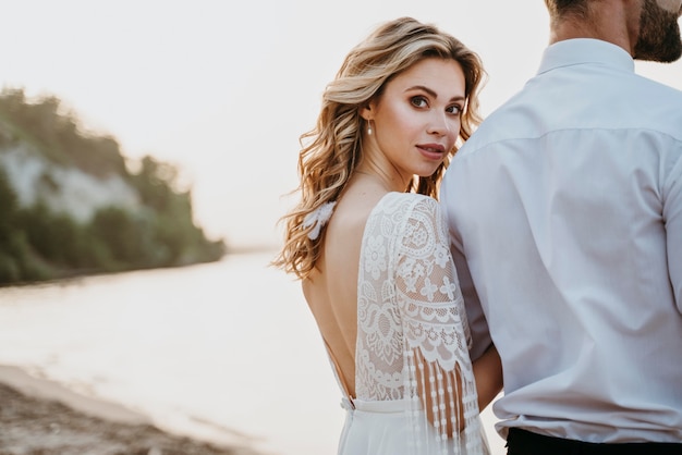 Bella coppia che festeggia il loro matrimonio in spiaggia