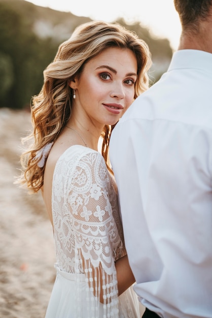 Bella coppia che festeggia il loro matrimonio in spiaggia