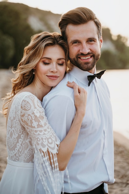 Bella coppia che festeggia il loro matrimonio in spiaggia