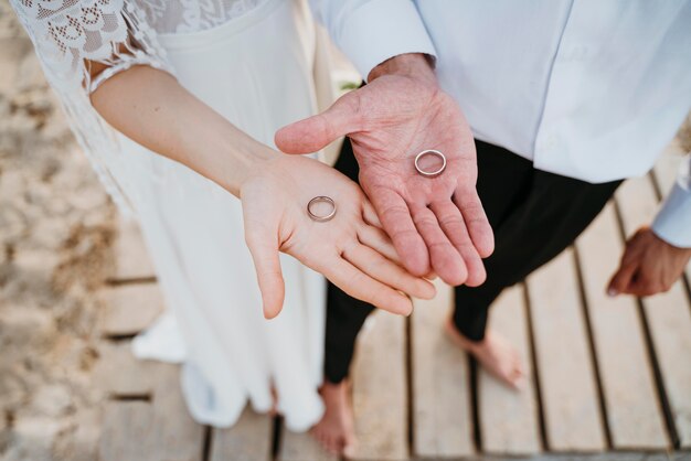 Bella coppia che festeggia il loro matrimonio in spiaggia