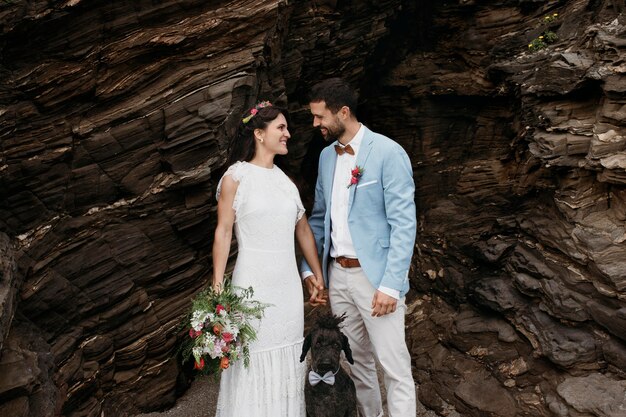 Bella coppia che festeggia il loro matrimonio sulla spiaggia