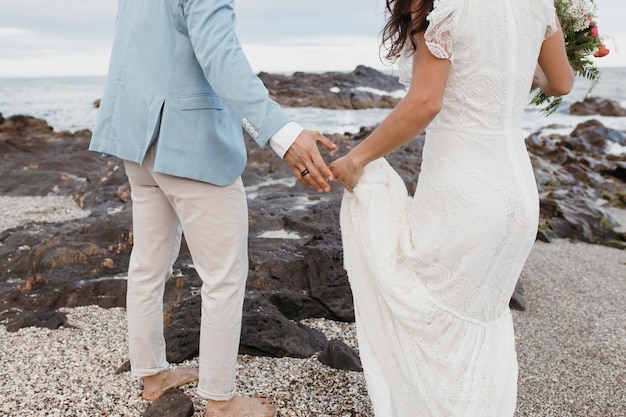 Bella coppia che festeggia il loro matrimonio sulla spiaggia