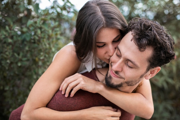 Bella coppia che mostra amore l'uno per l'altro