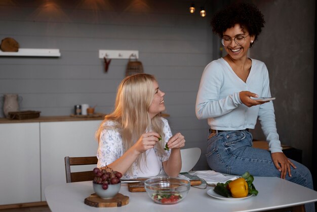 Bella coppia lesbica che trascorre del tempo insieme in cucina