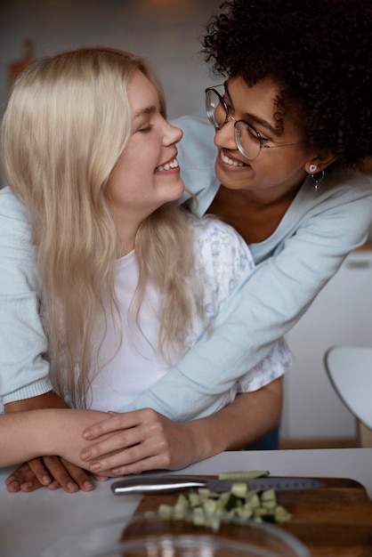 Bella coppia lesbica che trascorre del tempo insieme in cucina