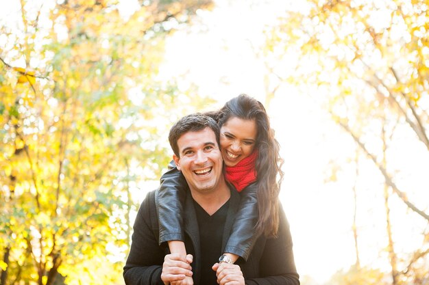 Bella coppia romantica nel parco autunnale divertendosi