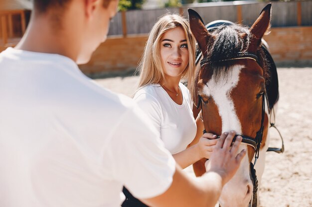 Bella coppia trascorrere del tempo con un cavallo