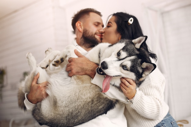 Bella coppia trascorrere del tempo in una camera da letto