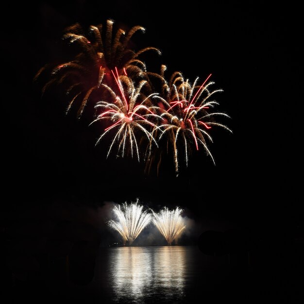 Bella di notte con fuochi d&#39;artificio