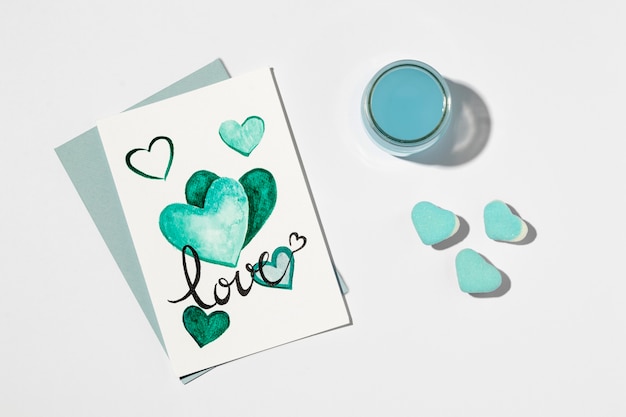 Bella disposizione di amore su bianco
