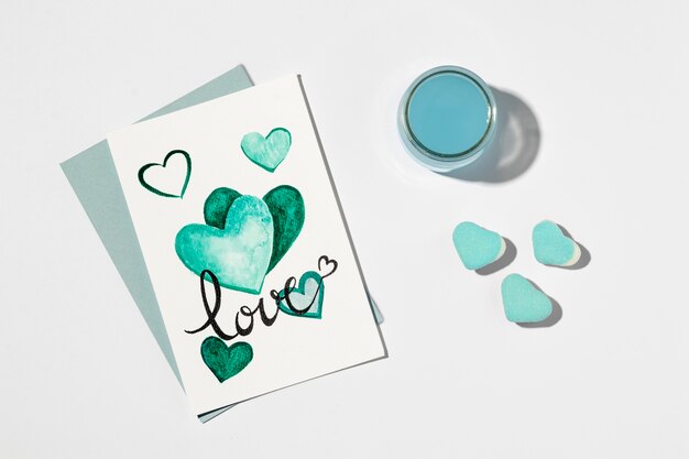 Bella disposizione di amore su bianco