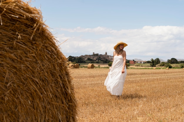 Bella donna a tutto campo in posa con il cappello