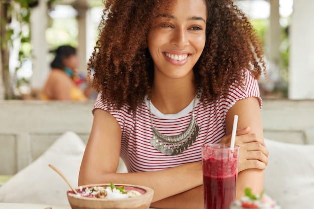 Bella donna afro-americana nella caffetteria