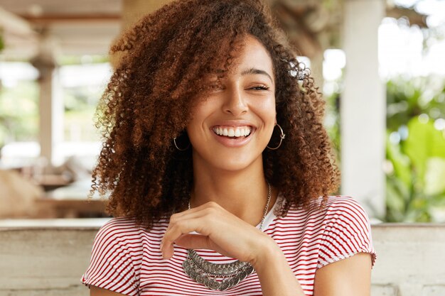 Bella donna afro-americana nella caffetteria