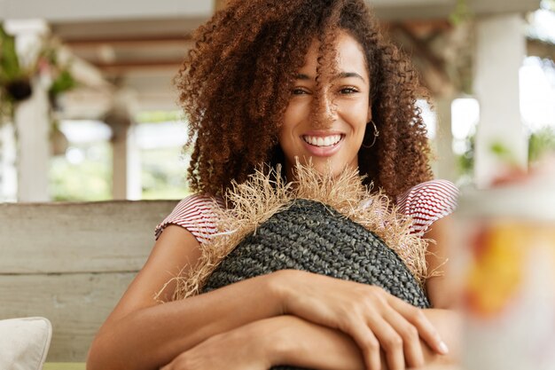 Bella donna afro-americana nella caffetteria