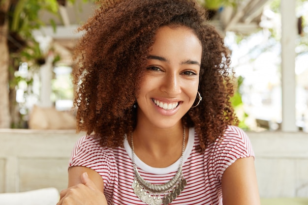 Bella donna afro-americana nella caffetteria